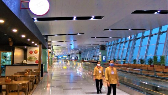 ハノイのノイバイ空港の搭乗ゲートエリア